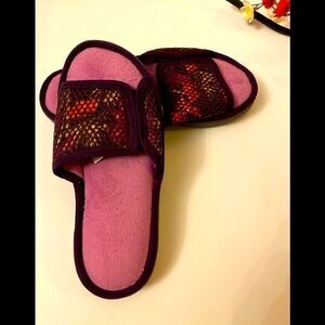 Dearfoams Women’s slide on slippers purple